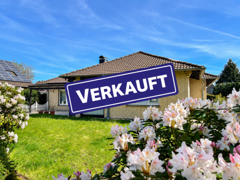 Hausansicht Enger Bungalow --VERKAUFT--Komfortables Wohnen auf einer Ebene - Bungalow mit traumhaften Garten in Enger