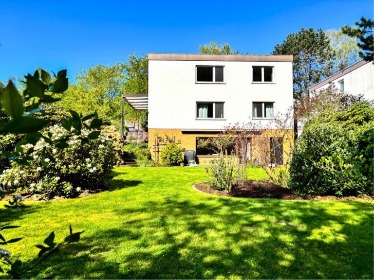 Hauptbild: Zweifamilienhaus in ruhiger Lage von Herford mit Terrasse und traumhaftem Garten